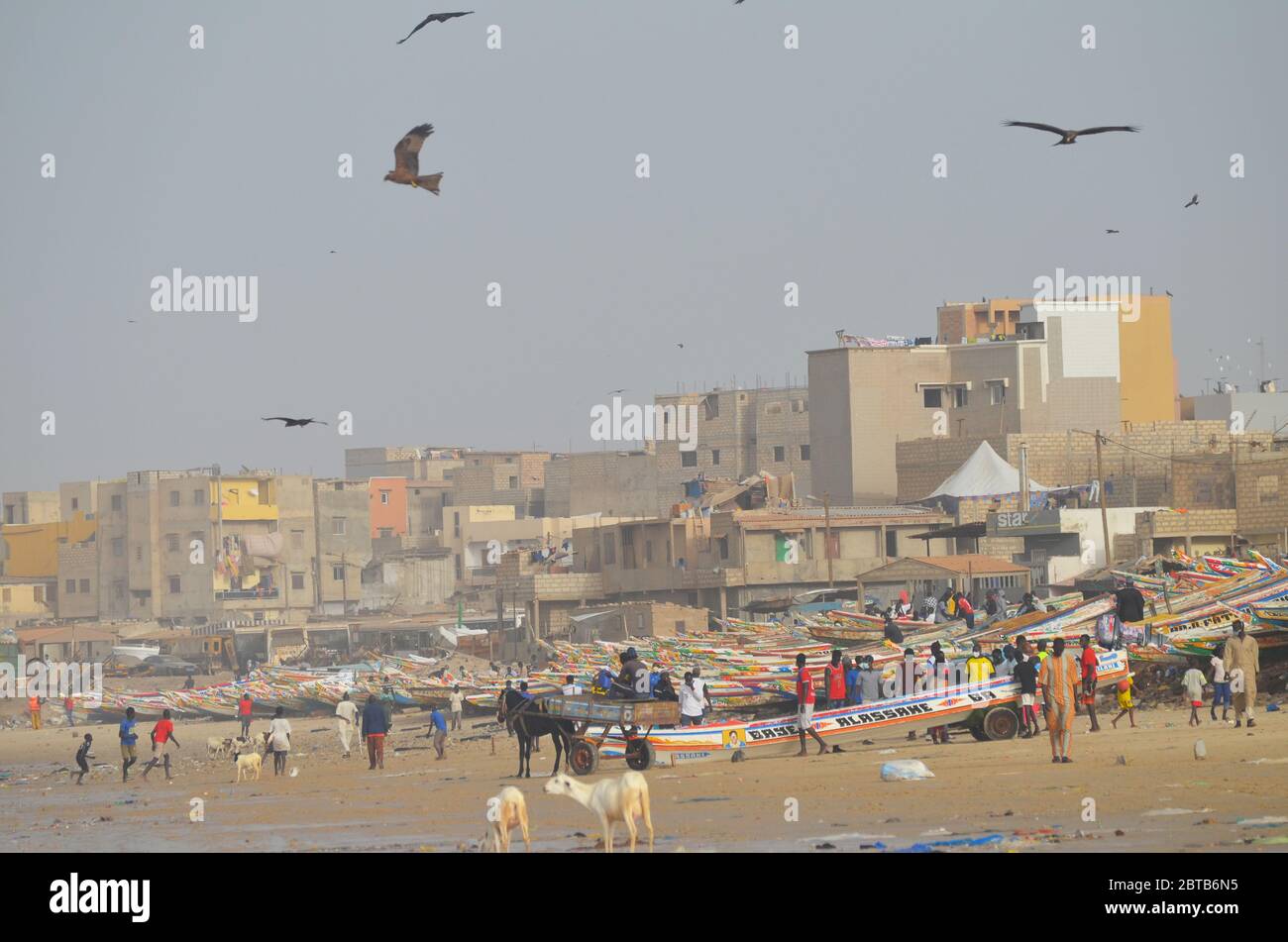 Yoff Beach, ein handwerklicher Angelplatz und bevölkerungsreiches Küstenviertel in Dakar, Senegal Stockfoto