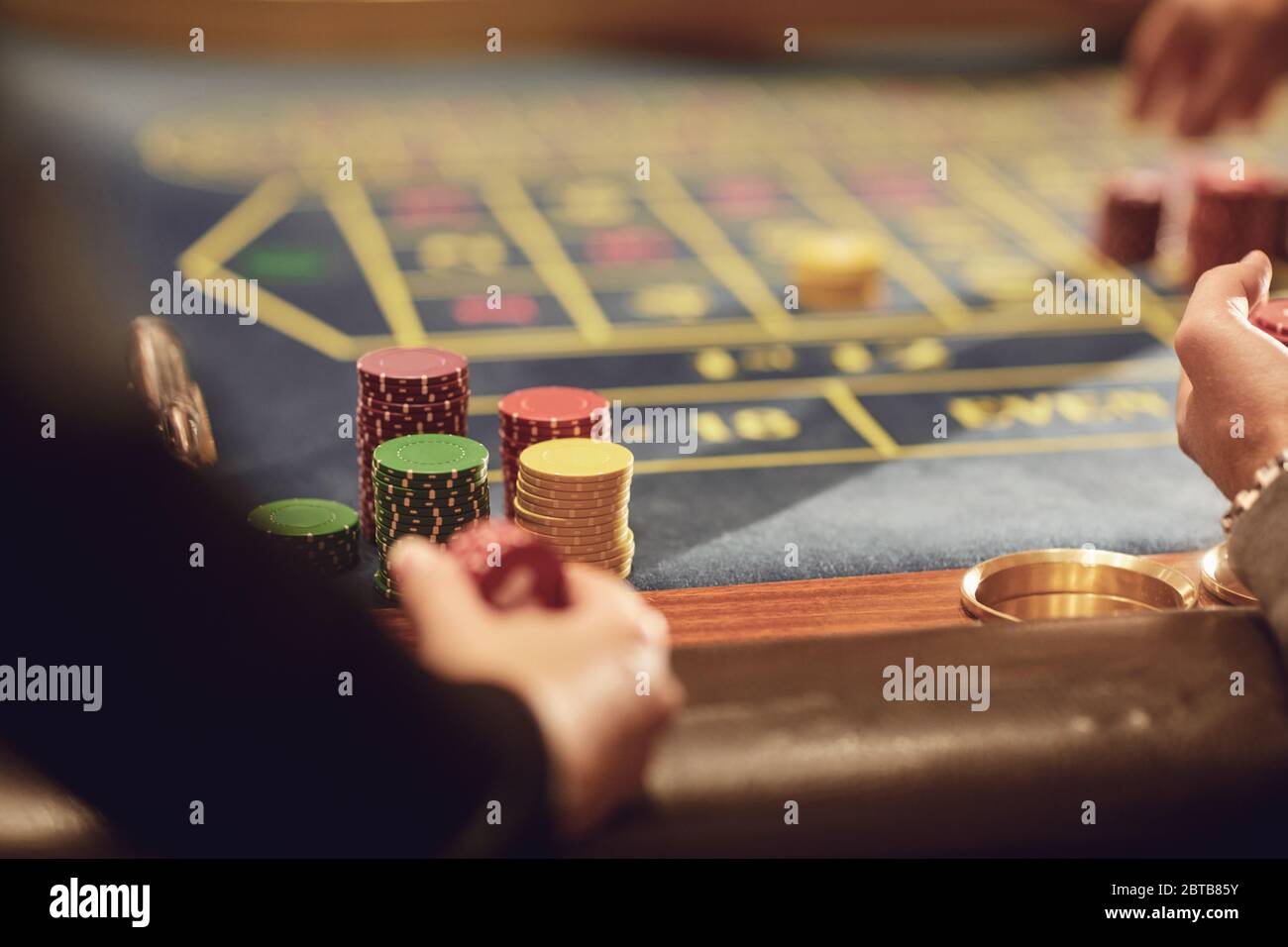 Menschen spielen Casino Poker an einem Tisch in einem Casino. Stockfoto