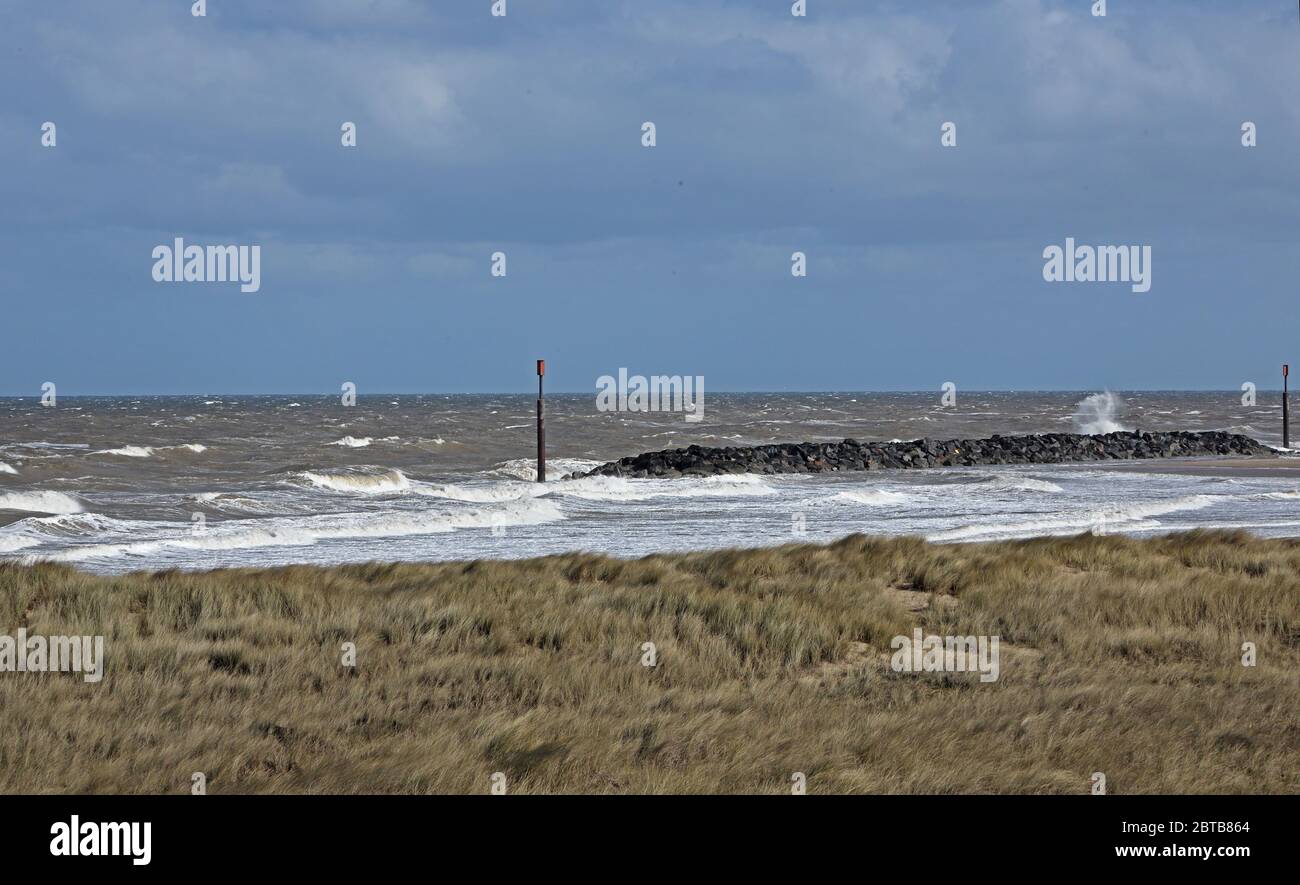 Blick über Marram Gras auf raues Meer und vor-Ufer-Riff Eccles-on-Sea, Norfolk, UK, Europa April Stockfoto