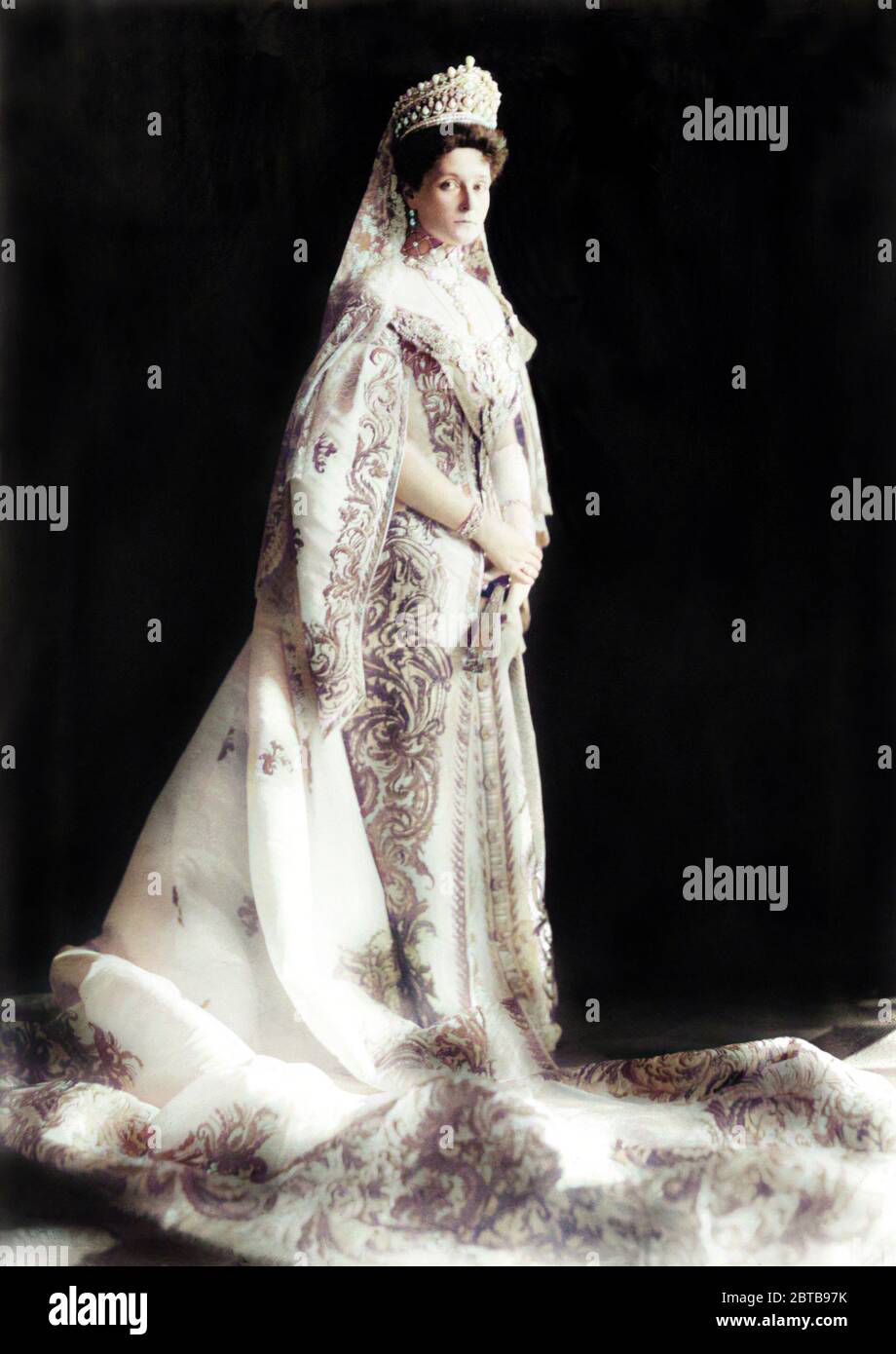 1895 c, RUSSLAND: Die russische Kaiserin Zarin ALEXANDRA FJODOROWNA (Feodorowna, 1872 - 1818), Ehefrau des Zaren Nikolaus II. Von Russland (1868 - 1918) (Nikolaj II). Foto DIGITAL EINGEFÄRBT. Geboren Prinzessin Alix von Hessen und bei Rhein ( Viktoria Alix Helena Luise Beatrice Prinzessin von Hessen und bei Rhein ). Enkelin der Königin Victoria von Großbritannien, nahm sie den Namen Alexandra Feodorovna nach der Segnung in die Russisch-Orthodoxe Kirche, die sie heiliggesprochen als Heilige Alexandra im Jahr 2000. - foto storiche - foto storica - Portrait - ritratto - Nobiltà - Adel - nobili - nobile - Stockfoto