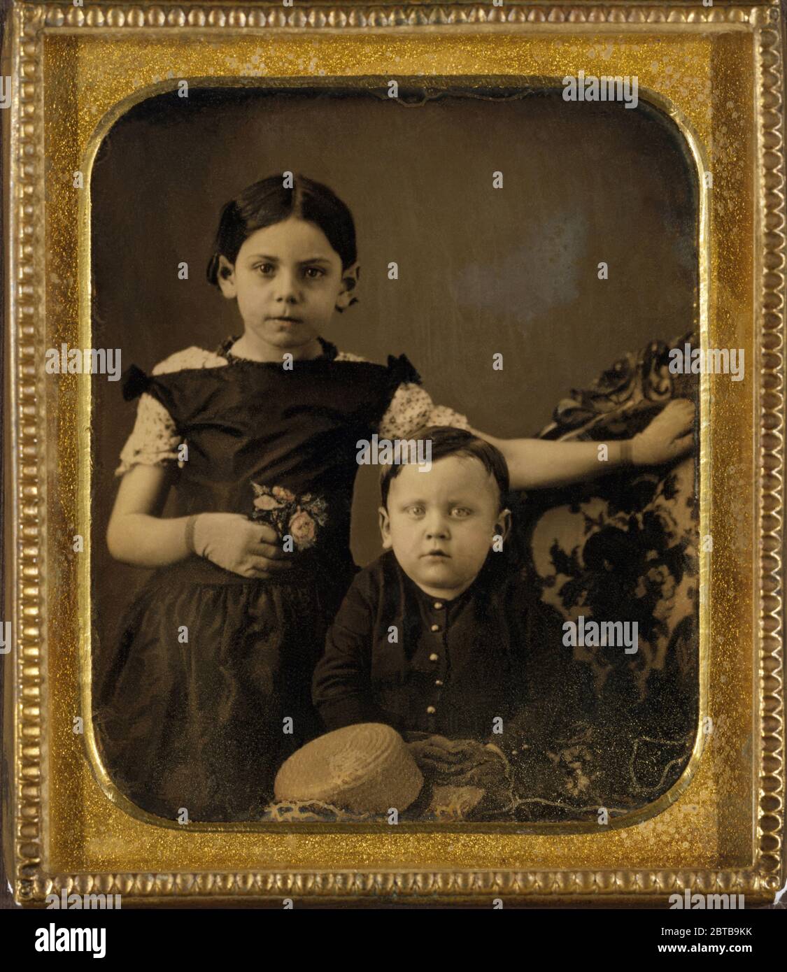 1850 Ca , USA : Daguerrotype der Brüder Linus ( 1849 - 1875 ) und Mary Alice 'Pett' Barbour Jackson ( 1844 - 1904 ) - foto storiche - FOTO HYSTORY - Portrait - ritratto - DAGHERROTIPO - DAGHERROTIPIA - DAGUERROTYPIE - bambino - bambina - Kind - Handschuhe - Blumen - guanti - fiori - Rosen - rosa - Rose - Hut - cappello di paglia - Kinder - fratelli - Brüder - - - - - - STORIA DELLA FOTOGRAFIA - MODA - MODE - XIX SECOLO CENTURY - OTTOCENTO - '800 - 800 'S ----- ARCHIVIO GBB Stockfoto