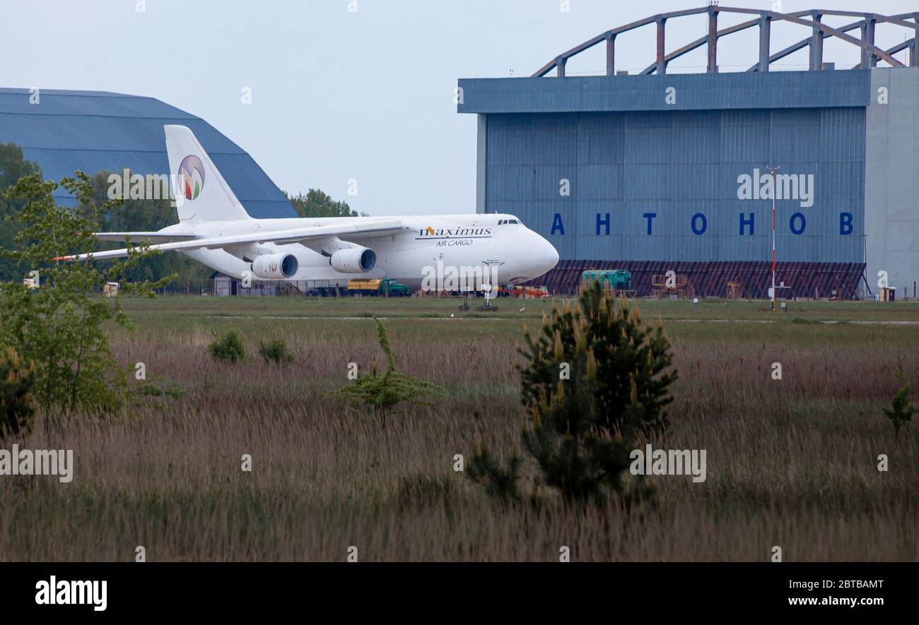 Gostomel, Ukraine - 17. Mai 2020: Maximus Air Cargo. Antonov An-124-100 Ruslan. Ein Frachtflugzeug steht in der Nähe des Hangars des Flughafens Antonov. Stockfoto