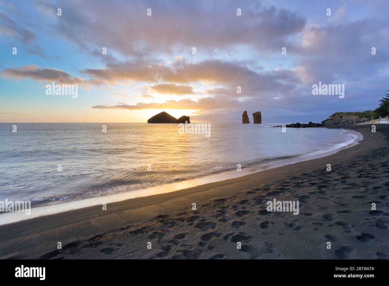 Tolle Aussicht auf den Sonnenuntergang am Strand Mosteiros, Sao Miguel, Azoren, Portugal Stockfoto