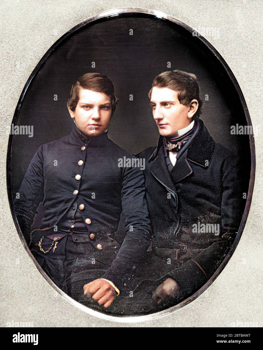 1850 , USA : Daguerreotypie der Brüder William Hazard ( 1833 - 1888 ) und Moses Augustus Field ( geb. 1831 ). DIGITAL EINGEFÄRBT . - foto storiche - FOTO HYSTORY - Portrait - ritratto - DAGHERROTIPO - DAGHERROTIPIA - ragazzo - ragazzi - giovane uomo - giovanotto - junger Mann - Männer - uomini - Kind - Kinder - fratelli - Brüder - Kragen - colletto - Krawatte - cravatta - STORIA DELLA FOTOGRAFIA - MODA - MODE - XIX SECOLO CENTURY - OTTOCENTO - '800 - 800 'S - KINDHEIT - INFANZIA - LGBT - HOMOSEXUELL - COPPIA - PAAR - DUO --- ARCHIVIO GBB Stockfoto