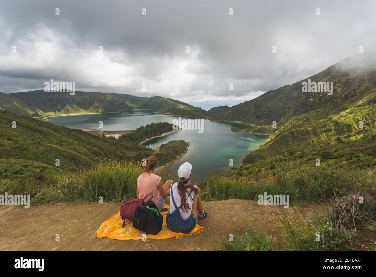 Zwei Touristen mit Blick auf den Fogo See in Sao Miguel Insel, Azoren, Portugal Stockfoto