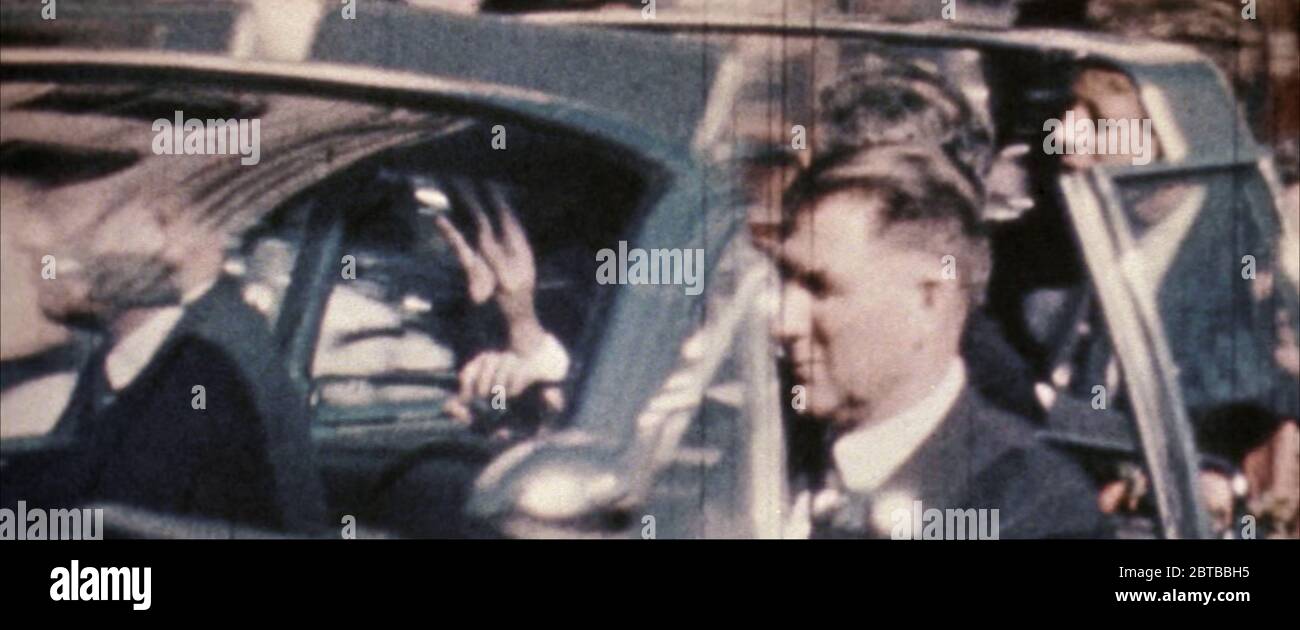 1963 , 22 november, DALLAS , USA : die ERMORDUNG des Präsidenten der Vereinigten Staaten John Fitzgerald KENNEDY in DALLAS . Stop-Frame aus dem Original 8mm Film Cell Film von Unknown Filmaker . - FBI - TÖTEN - ASSASSINIO - COMPLOTTO - HANDLUNG - MORD - JFK - J.F.K. - COMPLOTTO - MISTERY - MISTERO . OMICIDE - OMICIDIO INSOLUTO - Presidente degli Stati Uniti d'America - Film amatoriale non professionale --- ARCHIVIO GBB Stockfoto