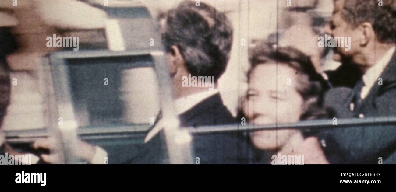 1963 , 22 november, DALLAS , USA : die ERMORDUNG des Präsidenten der Vereinigten Staaten John Fitzgerald KENNEDY in DALLAS . Stop-Frame aus dem Original 8mm Film Cell Film von Unknown Filmaker . - FBI - TÖTEN - ASSASSINIO - COMPLOTTO - HANDLUNG - MORD - JFK - J.F.K. - COMPLOTTO - MISTERY - MISTERO . OMICIDE - OMICIDIO INSOLUTO - Presidente degli Stati Uniti d'America - Film amatoriale non professionale --- ARCHIVIO GBB Stockfoto