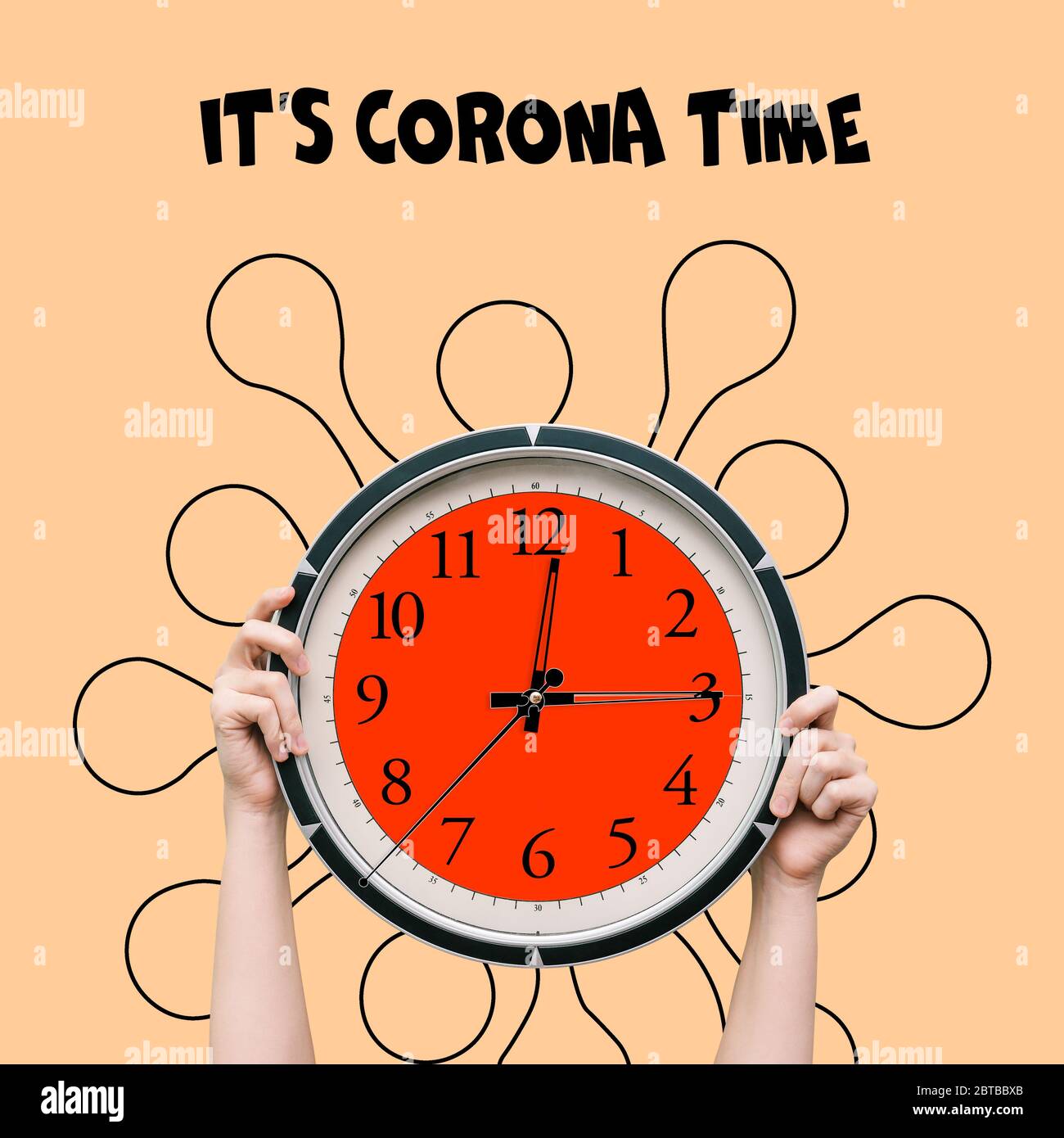 Wanduhr und Coronavirus. Die Hände des Mädchens halten eine Uhr mit dem Text IT's Corona Time. Die Zeit geht weiter. Das Konzept der Zählung der Zeit. Coronavirus Stockfoto