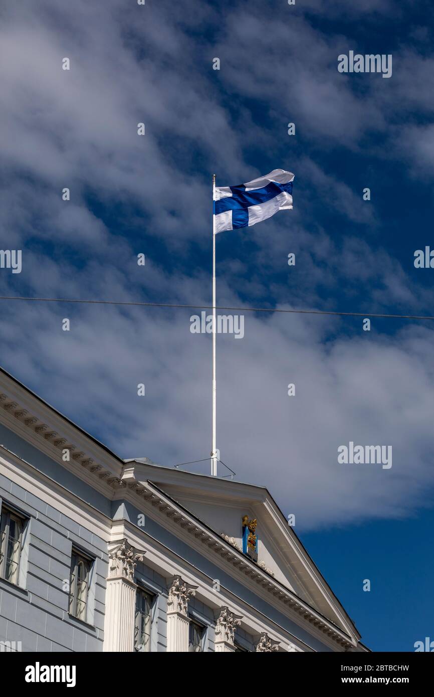 Finnische Flagge fliegt hoch in Helsinki an Nationalfeiertag Stockfoto