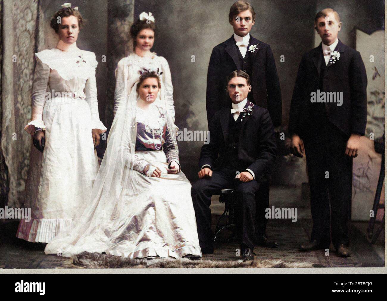 1900 ca. , Oshkosh , Winsconsinin , USA : EIN Ehepaar, das im Atelier des Fotografen posiert. DIGITAL KOLORIERT . - SPOSI - sposalizio - MATRIMONIO - JUST MARRIED - MARRIAGE - COPPIA - marito e moglie - Ehemann und Ehefrau - abito da sposa - Hochzeitskleid - Schleier - velo - Krawatte - papillon - Krawatte - Krawatte - Colletto - papillon - strascico - sposo - Cerimonia Di nozze - gente comune - normale Leute - FOTO STORICHE - GESCHICHTE - Album - vita privata - Privatleben - MODE - MODA - Kostüm - testimonio - testimoni - testimone - weiß - bianco -- Archivio GBB Stockfoto