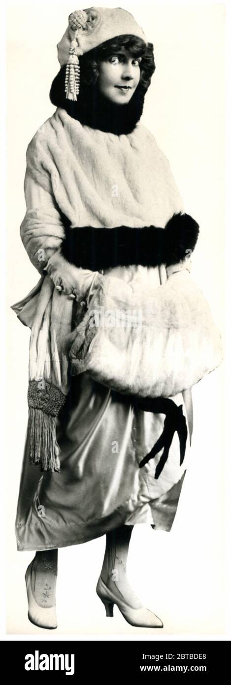 1920 Ca , NEW YORK , USA :die amerikanische Bühne und die Silent Movie Schauspielerin Fannie ward ( 1872 - 1952 ). 1898 heiratete sie einen wohlhabenden Diamantenhändler JOE ' Diamond Joe ' LEWIS und zog sich von der Bühne zurück. Ihre Ehemänner Geschäft Umkehrungen spornte sie an, um wieder in 1905. Zwischen 1915 und 1929 war sie sehr aktiv im Film. Ward war einer jener Berühmtheiten, deren persönliches Leben oft in den Zeitungen endete. Sie war auch bekannt für ihre Rolle in DER CHEAT ( 1915 ) von Cecil B. DeMille , mit Sessue Hayakawa .- ATTRICE - TEATRO - MUSICAL - THEATER - MODE - MODA - ANNI VE Stockfoto