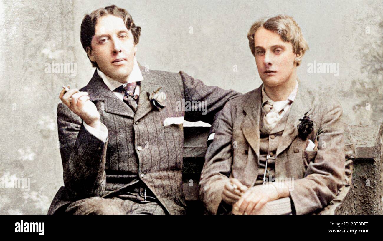 1893, Mai, Oxford, England: Der irische Schriftsteller und Dramatiker OSCAR WILDE (1854 - 1900) mit seinem jungen Liebhaber Lord ALFRED DOUGLAS (Bosie), Foto von Gillman & Co., Oxford. DIGITAL EINGEFÄRBT . - SCRITTORE - LETTERATURA - LITERATUR - DICHTER - POETA - POESIA - DRAMMATURGO - Theaterautor - Theaterautor - TEATRO - THEATER - POESIE - Cravatta - Krawatte - Kragen - colletto - fazzoletto nel taschino - pochette - DANDY - HOMOSEXUELL - HOMOSEXUALITÄT - HOMOSEXUELL - Omsesuale - omosessualità - grüne Nelke - garofano verde - paglietta - pantaloni bianchi - weiße Hose - sigaretta - Zigarette - Fu Stockfoto