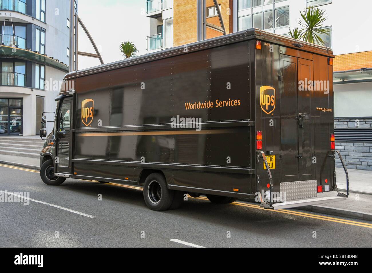 SWANSEA, WALES - OKTOBER 2018: UPS van parkte in Swansea Marina und lieferte Pakete. Stockfoto