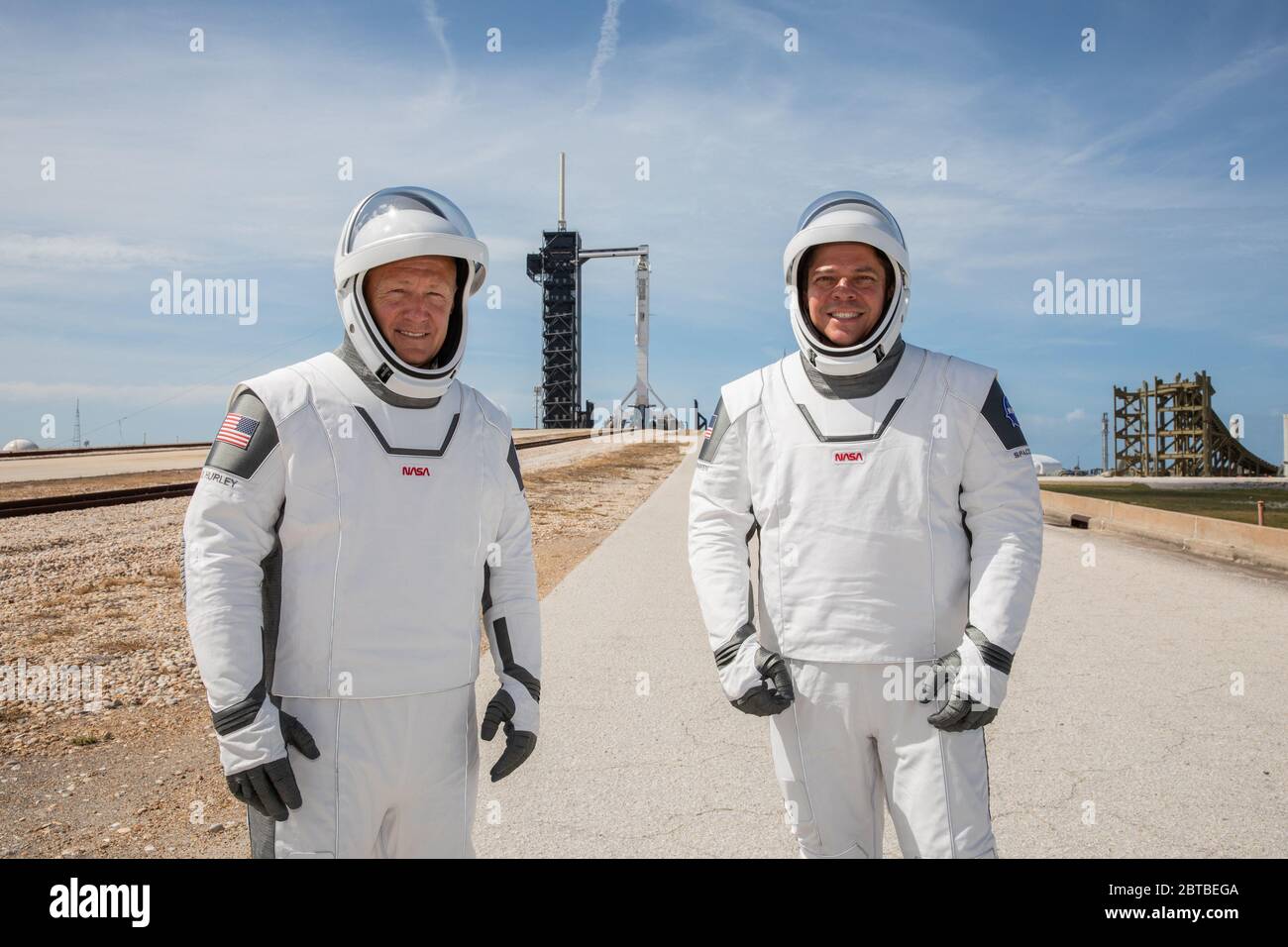 Cape Canaveral, Vereinigte Staaten von Amerika. 23 Mai 2020. Die NASA-Astronauten Douglas Hurley, links, und Robert Behnken, die SpaceX-Raumanzüge tragen, stehen vor dem Launch Complex 39A während einer Generalprobe vor dem Start der Demo-2-Mission im Kennedy Space Center 23. Mai 2020 Cape Canaveral, Florida. Die NASA SpaceX Demo-2 Mission ist der erste kommerzielle Start, der Astronauten zur Internationalen Raumstation transportiert. Quelle: Kim Shiflett/NASA/Alamy Live News Stockfoto