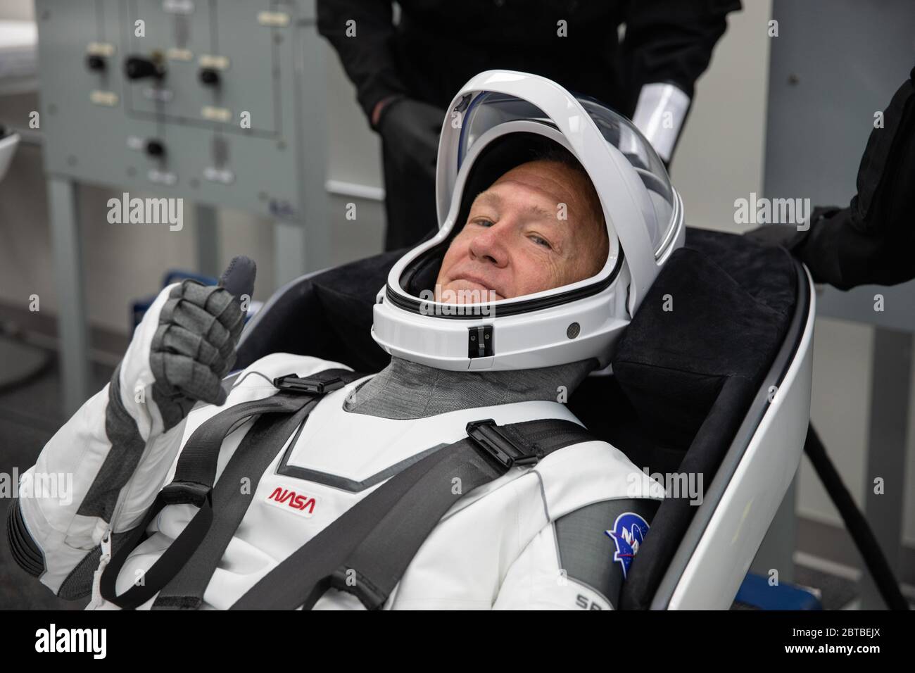 Cape Canaveral, Vereinigte Staaten von Amerika. 23 Mai 2020. NASA-Astronaut Douglas Hurley, hat seinen SpaceX-Raumanzug fit, in den Astronaut Crew Quarters während einer Generalprobe vor dem Demo-2-Missionsstart im Kennedy Space Center 23. Mai 2020 Cape Canaveral, in Florida. Die NASA SpaceX Demo-2 Mission ist der erste kommerzielle Start, der Astronauten zur Internationalen Raumstation transportiert. Quelle: Kim Shiflett/NASA/Alamy Live News Stockfoto