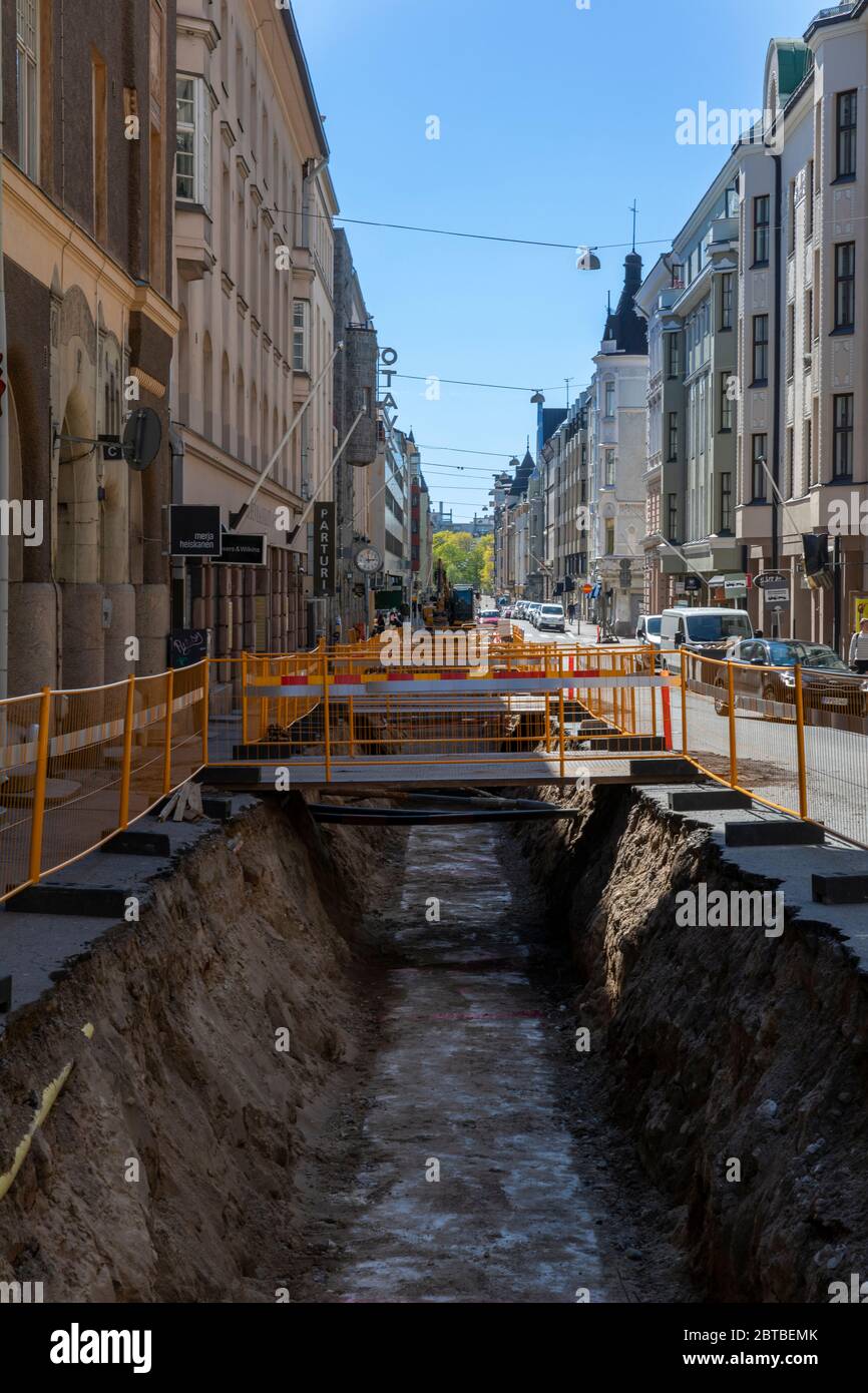 In der Innenstadt von Helsinki gibt es viele kleine Straßen. Durch die Renovierung von Fernwärme wird der Autoverkehr noch weiter eingeschränkt. Stockfoto