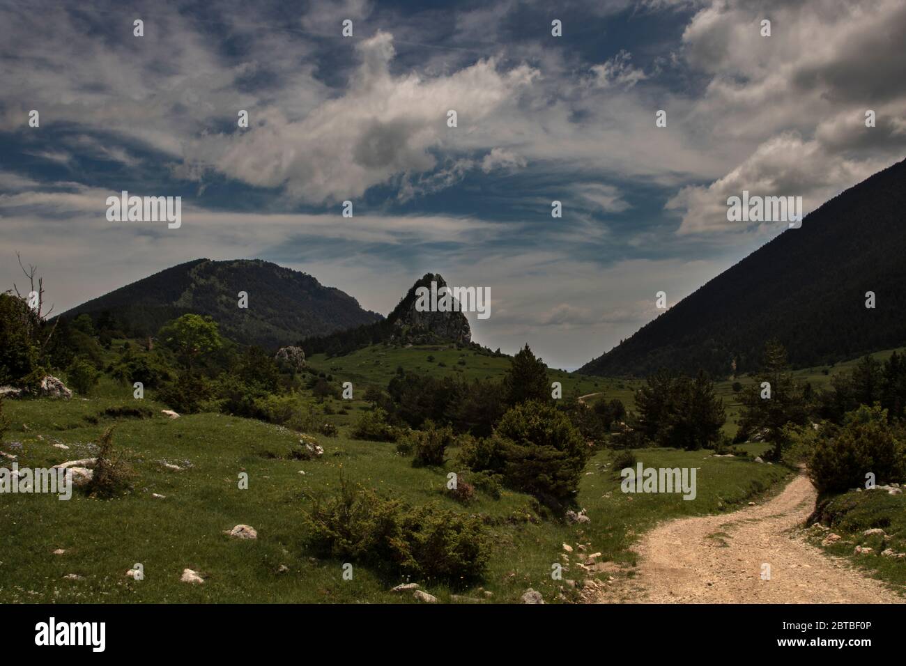 Landschaft mit einem geschwungenen Pfad und einigen Gipfeln und Bergen in Rasos de Peguera in Katalonien Stockfoto