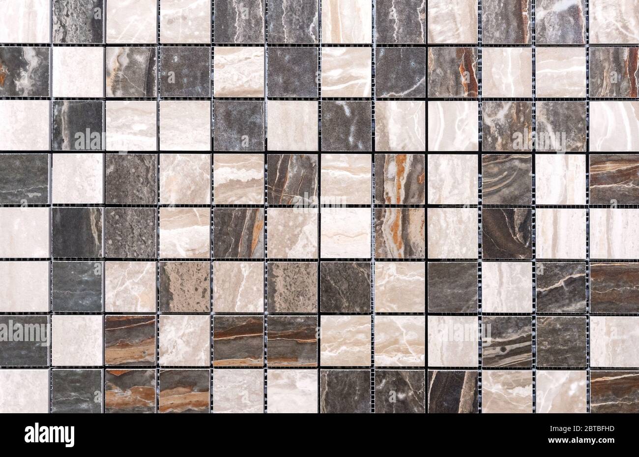 Keramik-Mosaikfliesen mit grauen und beigen Quadraten aus Naturquarz zur  Dekoration der Küche, des Badezimmers oder des Pools Stockfotografie - Alamy