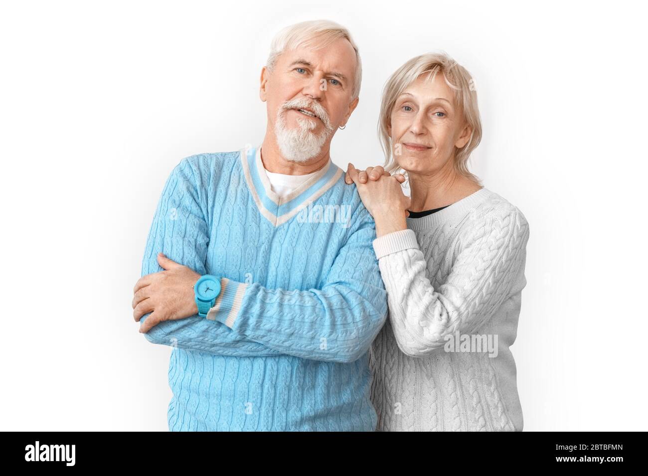 Freistil. Das ältere Paar steht isoliert auf weißem Gesicht und umarmt sich selbstbewusst Stockfoto