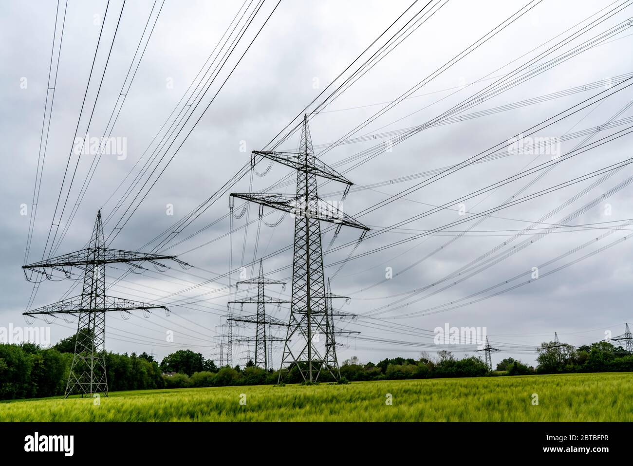 Stromleitungen, Höchstspannungsnetz, 380 Kilovolt, transportiert den in Großkraftwerken erzeugten Strom in die Regionen, zu einer Transformatorstation Stockfoto