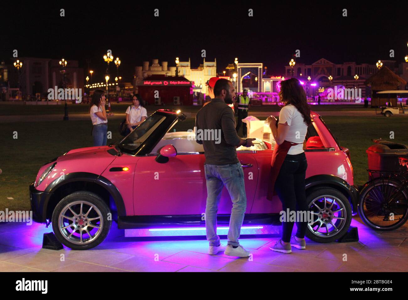 Besucher im 'Global Village' - dem weltweit führenden multikulturellen Park - mit Unterhaltung, Shopping und Küche in Dubai, Vereinigte Arabische Emirate. Stockfoto
