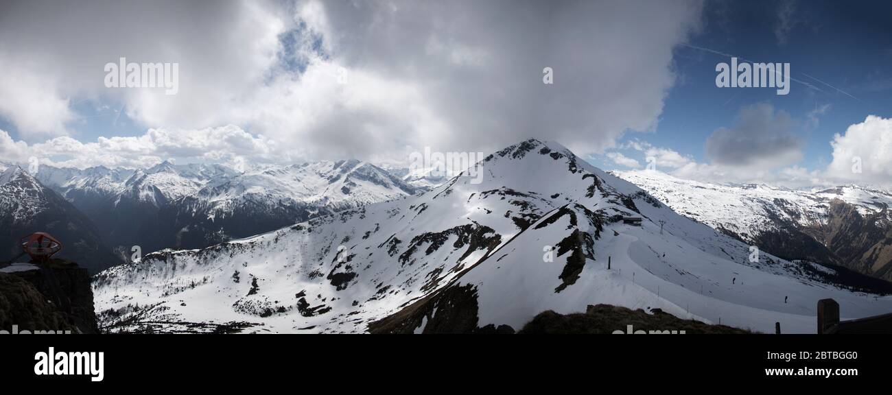 Verschneite Berglandschaft in der Skistation Bad Gastein in Österreich Stockfoto