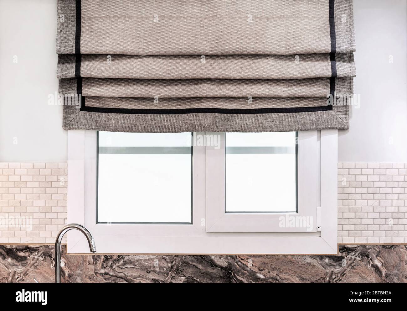 Leinen römische Vorhänge oder Stoff Jalousien am Küchenfenster  Stockfotografie - Alamy