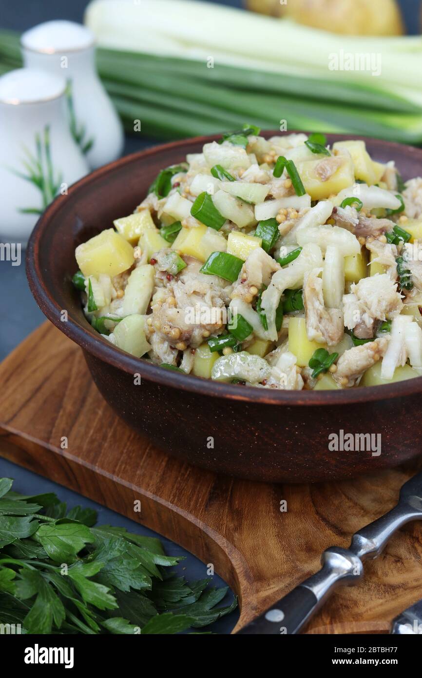 Salat mit Kartoffeln, Makrele und Sellerie, gewürzt mit Senf und Olivenöl, Vertikal Stockfoto
