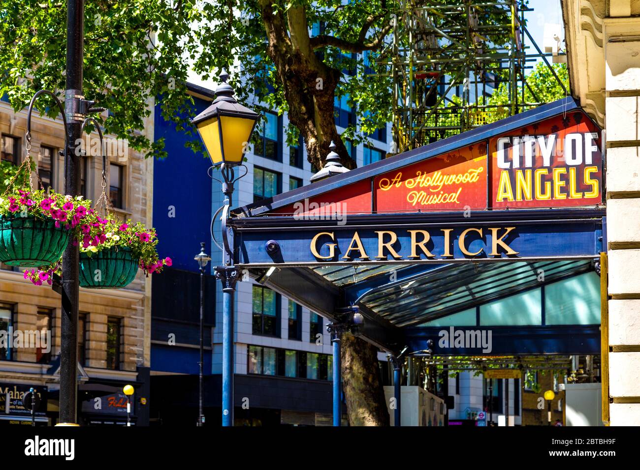 Nahaufnahme der Seite des Eingangs zum Garrick Theater im West End Theaterland, London, Großbritannien Stockfoto