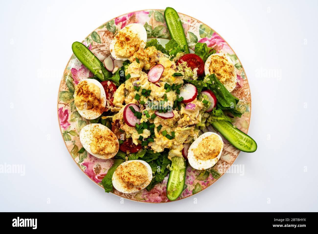 Eier mit frischem Salat Stockfoto