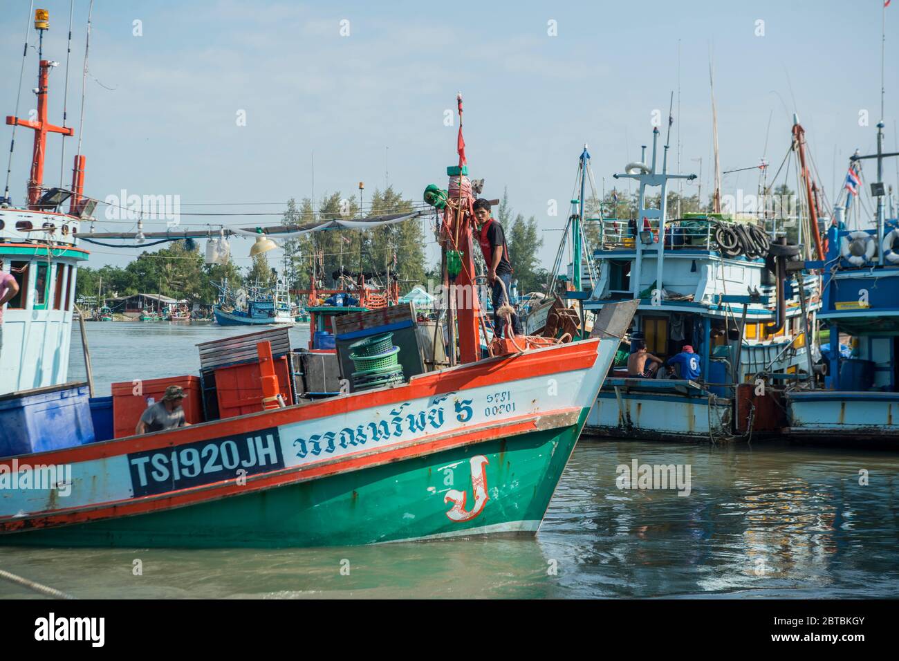 Fischerboot im Hafen im Fischerdorf Sai Noi in der Nähe der Stadt Pranburi auf dem Golf von Thailand südlich der Stadt Hua hin in Thailand. Stockfoto