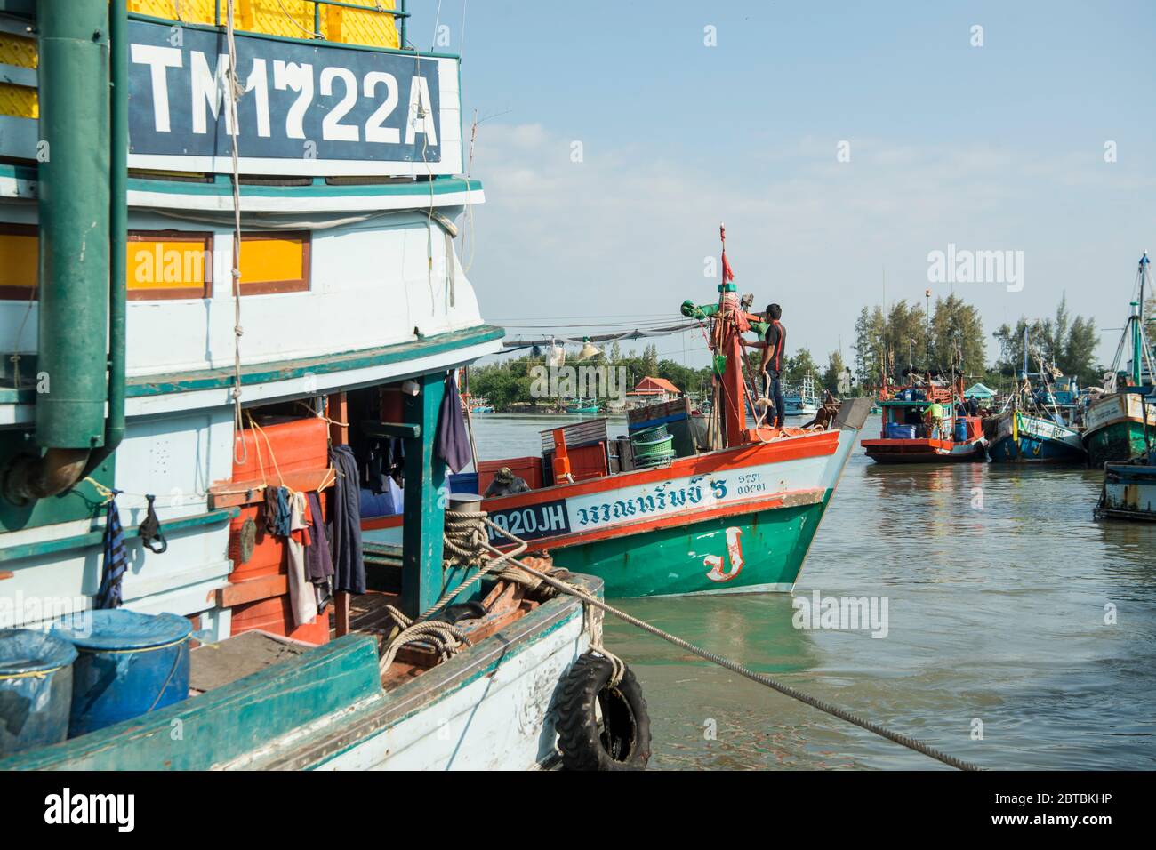 Fischerboot im Hafen im Fischerdorf Sai Noi in der Nähe der Stadt Pranburi auf dem Golf von Thailand südlich der Stadt Hua hin in Thailand. Stockfoto