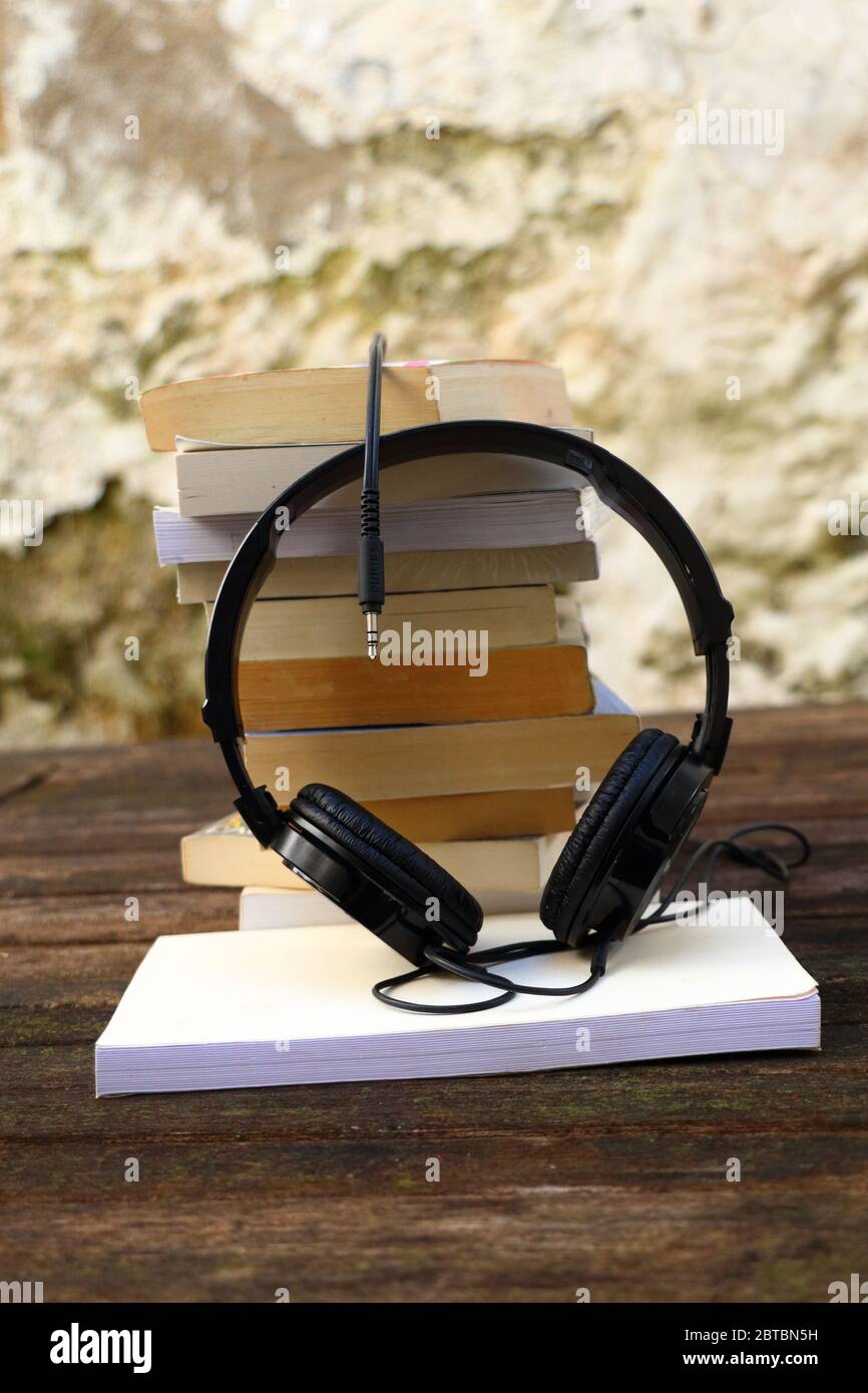 Stapel von Büchern und Audio-Headset Stockfoto