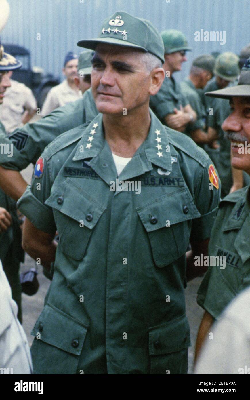 General William C. Westmoreland, Kommandant General, MACV, beobachtet die Zeremonien bei der Ankunft des Royal Thai Volunteer Regiment in Vietnam, 21. September 1967. (NARA) Aktenzeichen # 1003-831THA Stockfoto