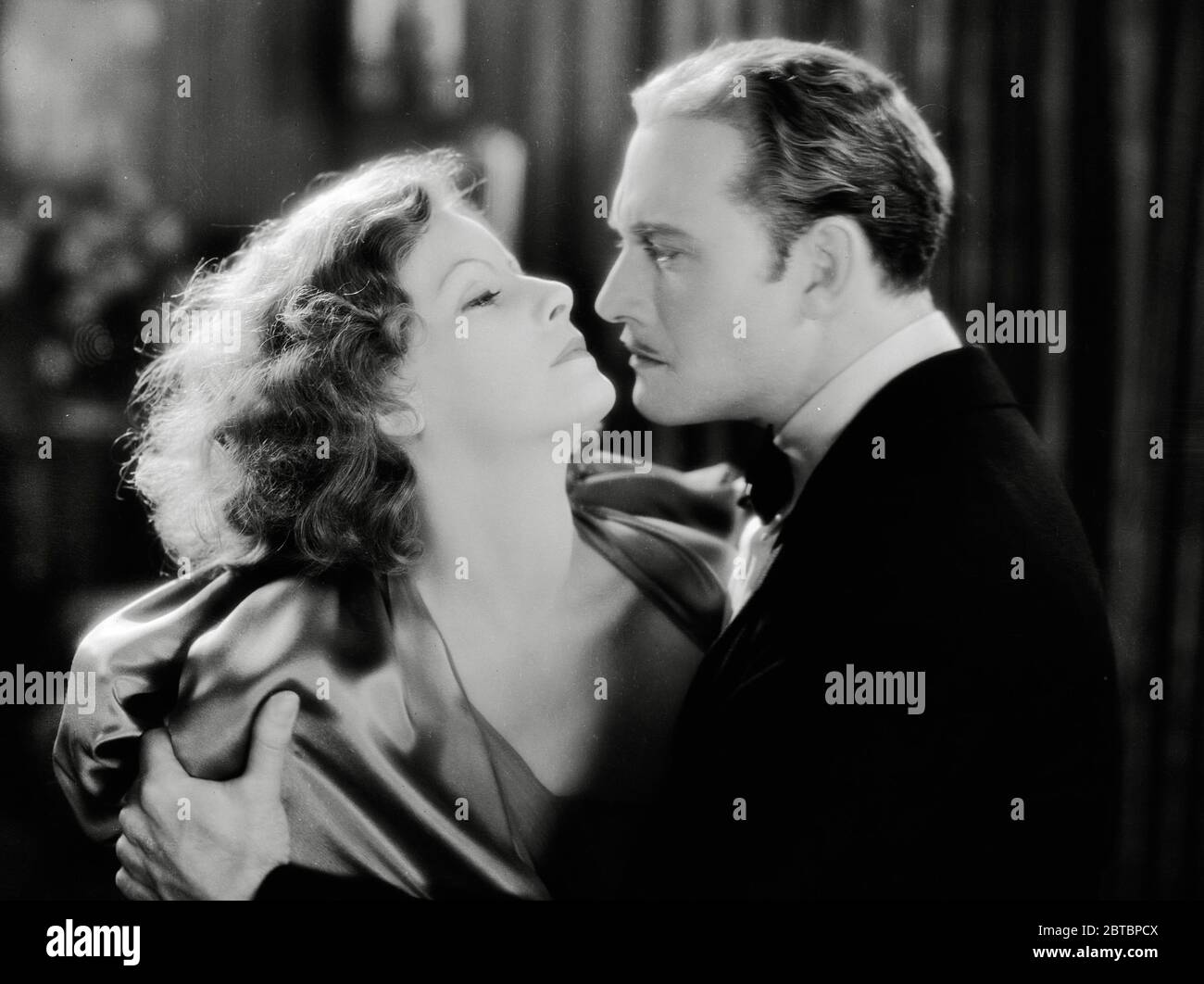 Die in Schweden geborene Schauspielerin Greta Garbo (Retrospektive), (geboren am 18. September 1905, gestorben am 15. April 1990 im Alter von 84 Jahren) mit ihrem Co-Star Conrad Nagel 'The Mysterious Lady' (1928) MGM. Dateireferenz # 34000-093THA Stockfoto