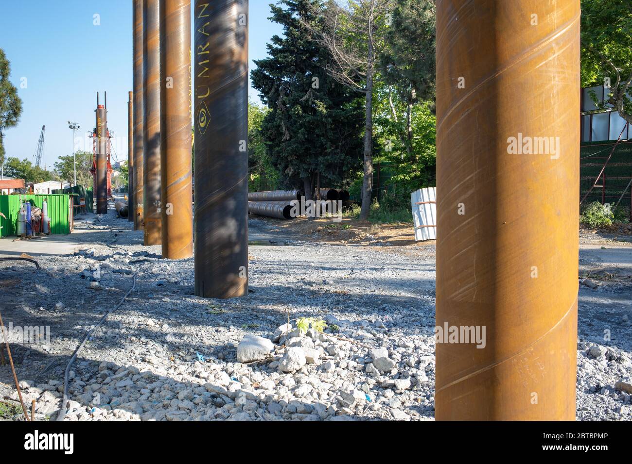 Blick vom Bau der Straßenbahn. Die Linie, die Eminonu, Eyup und Alibeykoy, die überfüllten Bezirke von Istanbul verbinden wird. Stockfoto