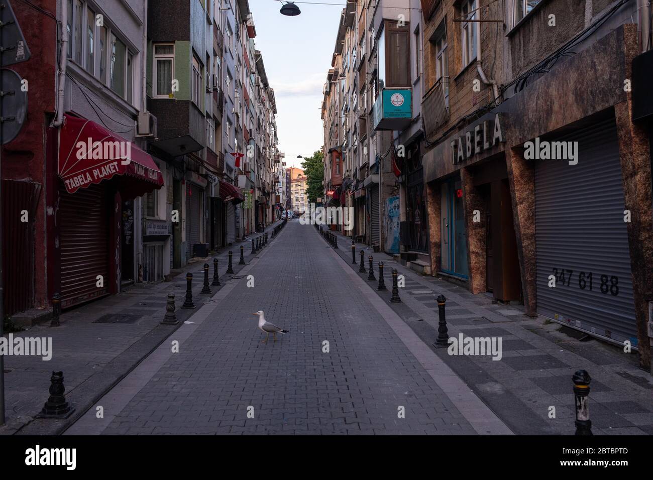 Straßen und Plätze sind leer geblieben wegen der 4-tägigen Sperrstunde im Kadikoy Bezirk. Kadikoy ist ein Wohnviertel an Istanbuls asiatischer Küste. Stockfoto