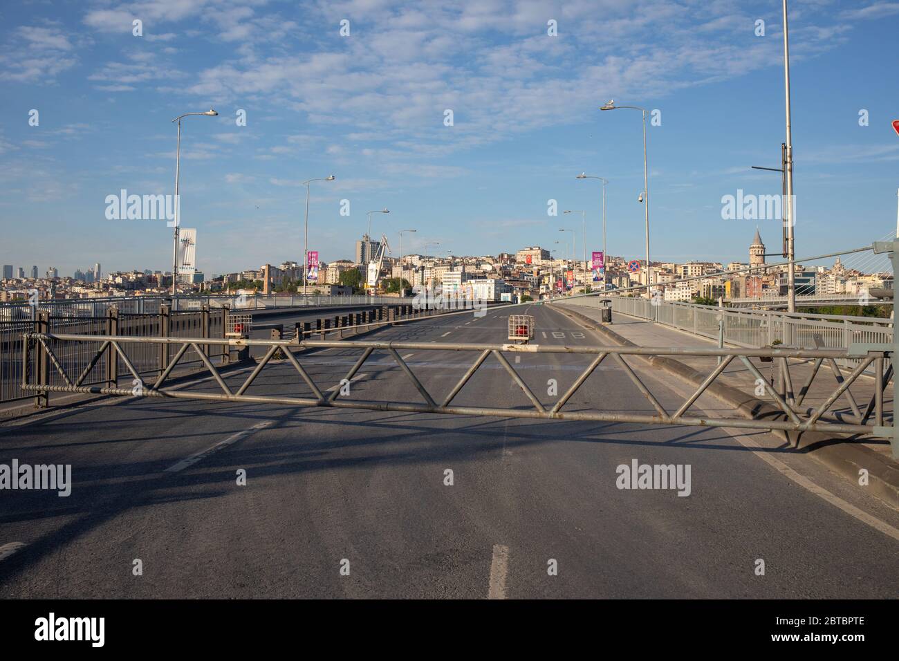 Leere Sicht auf die Unkapani Brücke wegen der Ausgangssperre. Nach einem Rundschreiben des Innenministeriums veröffentlicht, das Wochenende Ausgangssperre. Stockfoto