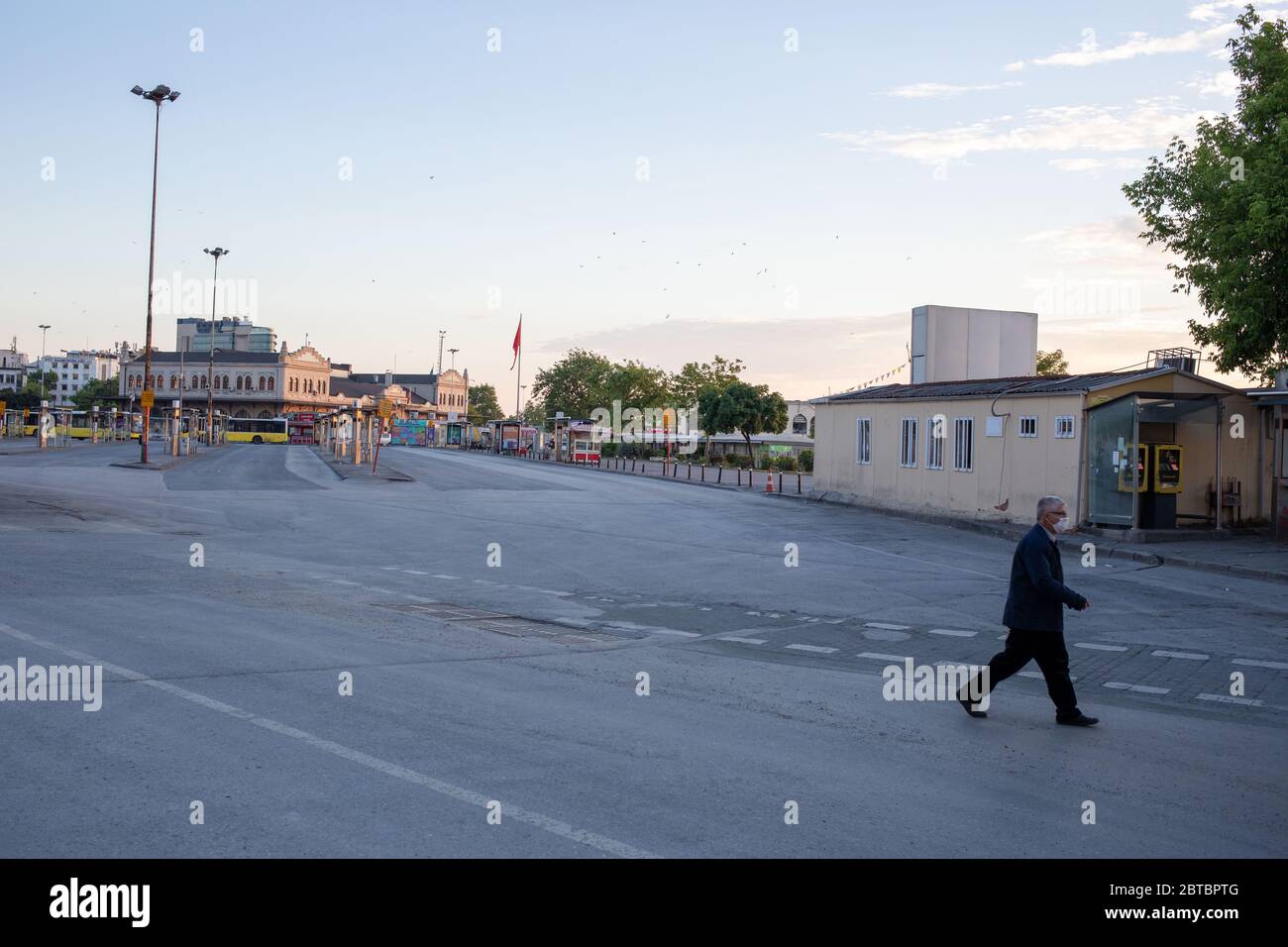 Ältere Menschen in der Türkei genießen am ersten Tag des Ramadan sonnige Stunden im Freien. Laut einem Rundschreiben des Innenministeriums veröffentlicht. Stockfoto