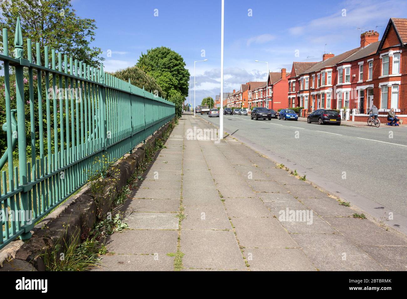 Pflaster mit Unkraut wächst durch Risse, Park Road North, Birkenhead. Stockfoto