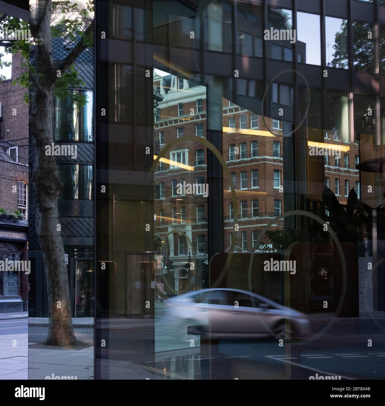 20. Mai 2020 - London, UK: Die Londoner Straßenszene in einem großen Glasfenster Stockfoto