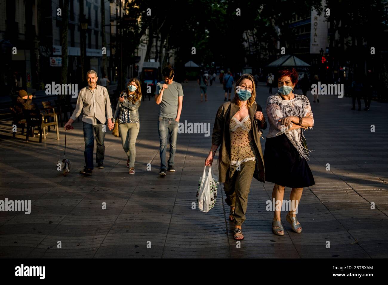 24. Mai 2020, Barcelona, Katalonien, Spanien: Menschen gehen Las Ramblas von Barcelona bei Sonnenuntergang. Quelle: Jordi Boixareu/Alamy Live News Stockfoto