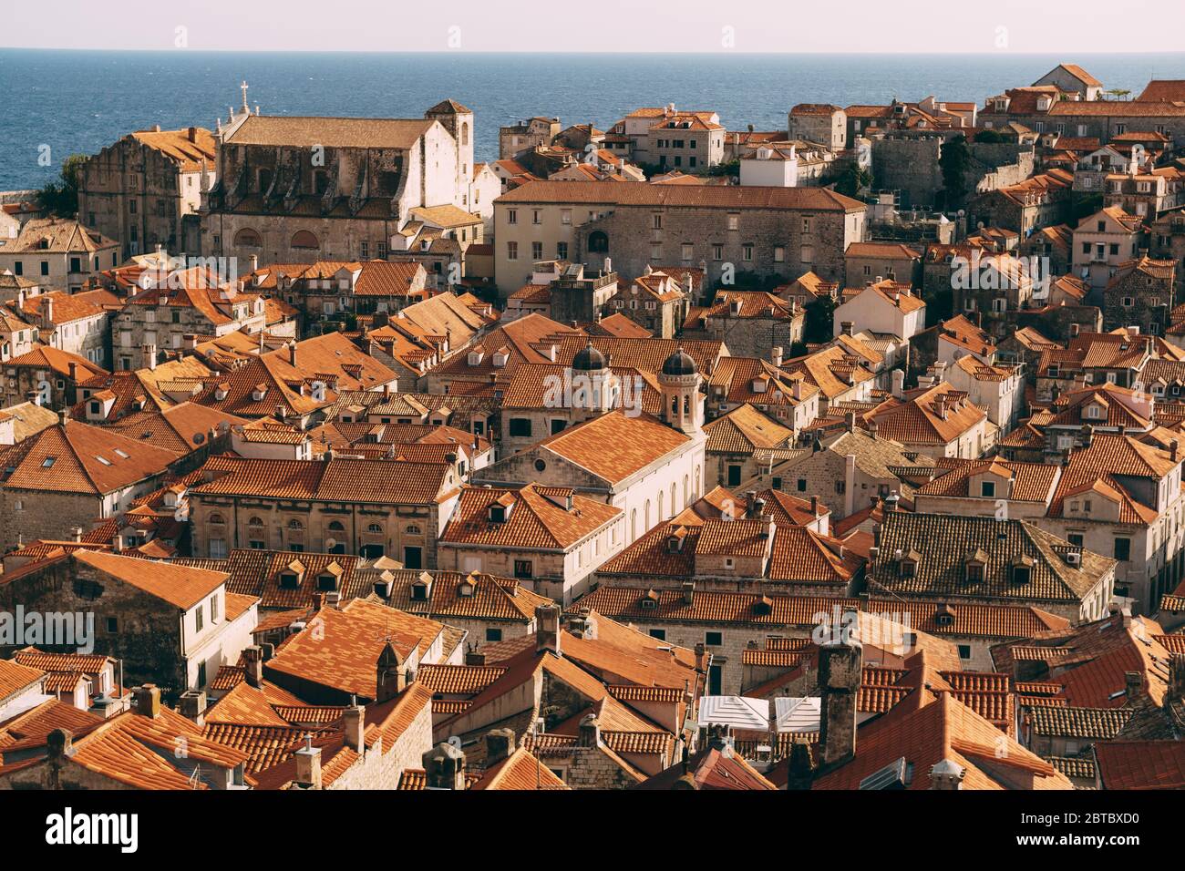 Dächer der Altstadt von Dubrovnik, orange Dachziegel auf Häusern, Blick aus einer Höhe, von der Wand. Kuppeln der Kirche der Heiligen Verkündigung und Stockfoto