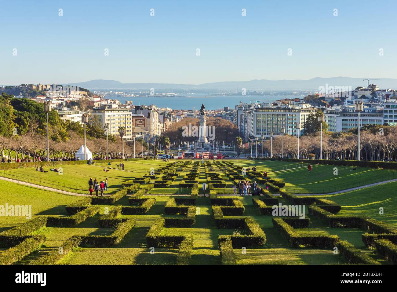 Parque Eduardo VII, Lissabon, Portugal, an einem schönen sonnigen Wintertag, mit Burg auf der linken Seite und dem Tejo Fluss und Arrabida Berge im Hintergrund Stockfoto
