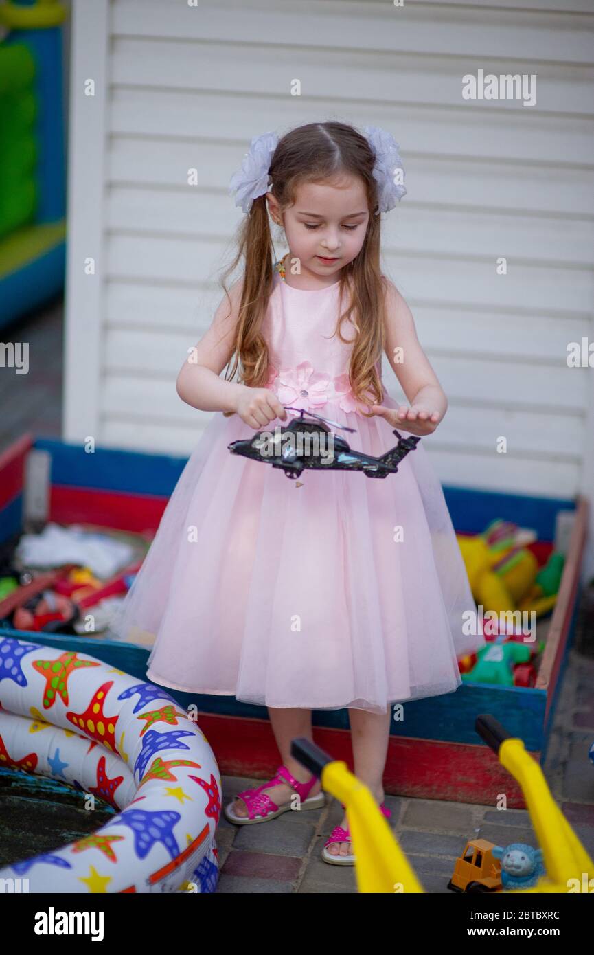 Nettes fünf Jahre altes Mädchen in einem rosa Prinzessin Kleid. Porträt  eines glücklichen niedlichen blonden Mädchen 5 Jahre alt. Kleines Mädchen  mit zwei Pferdeschwänzen und weißen Schleifen. Chi Stockfotografie - Alamy