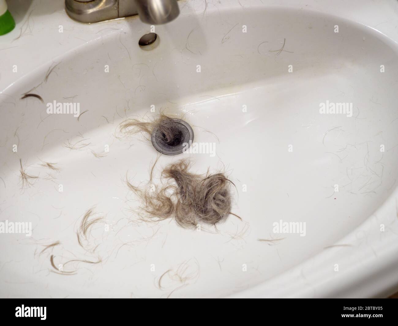 Haare im abfluss -Fotos und -Bildmaterial in hoher Auflösung – Alamy