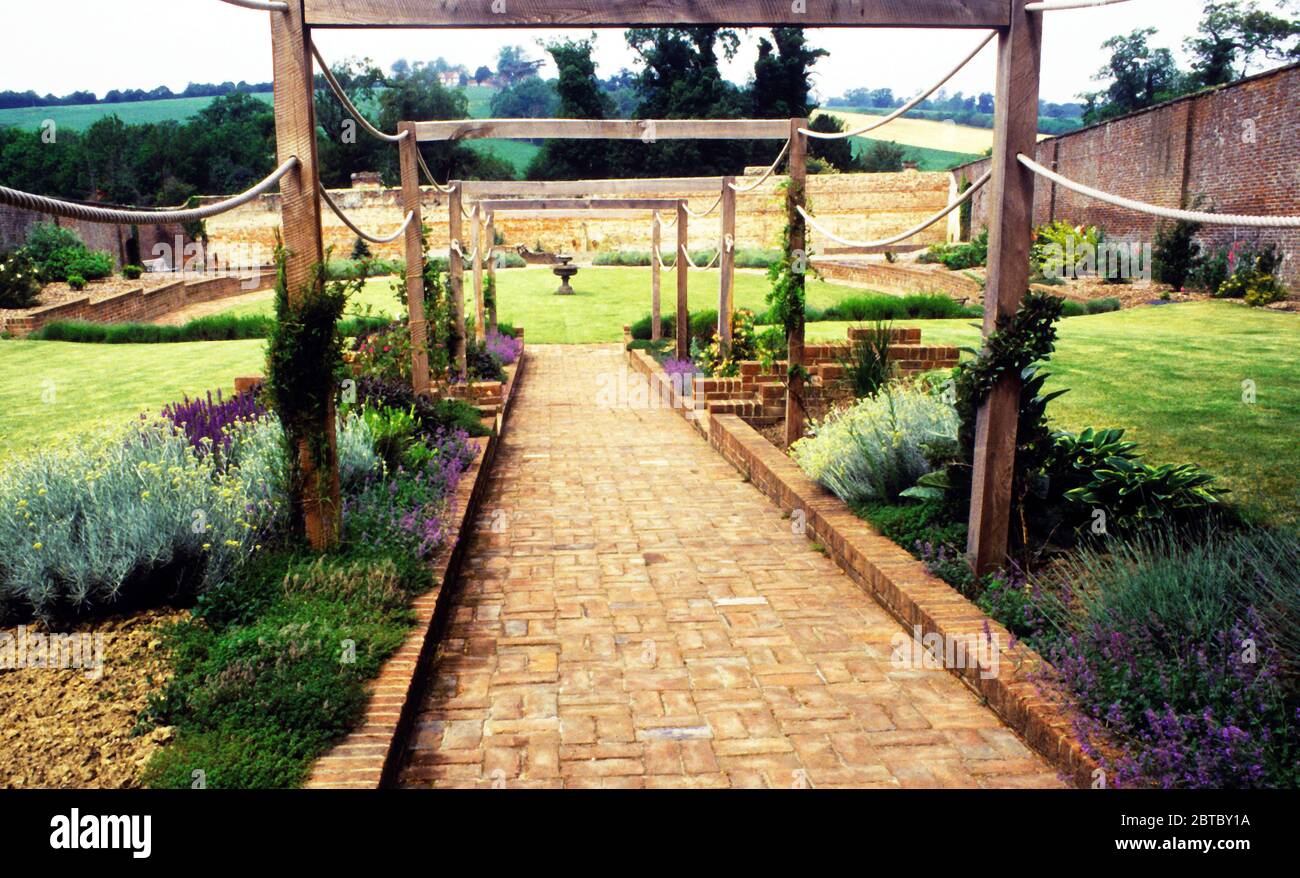 Capability Browns ummauerter Garten am Ashburnham Place ist jetzt ein Gebetsgarten. Stockfoto