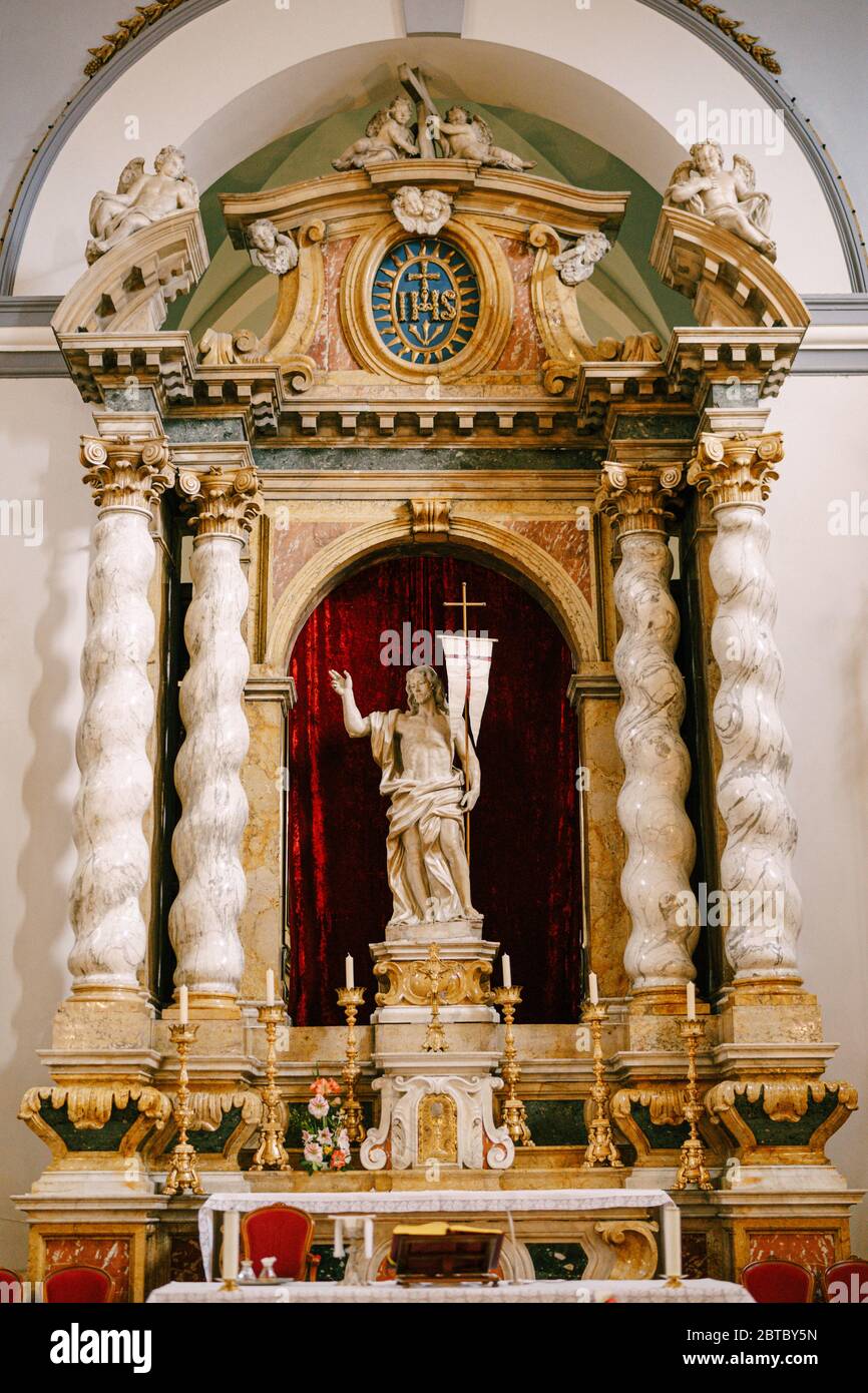 Innenraum der Kirche der Heiligen Verkündigung in der Altstadt von Dubrovnik, Kroatien. Statue von Jesus Christus auf dem Kirchenaltar zwischen Marmorsäulen. Stockfoto