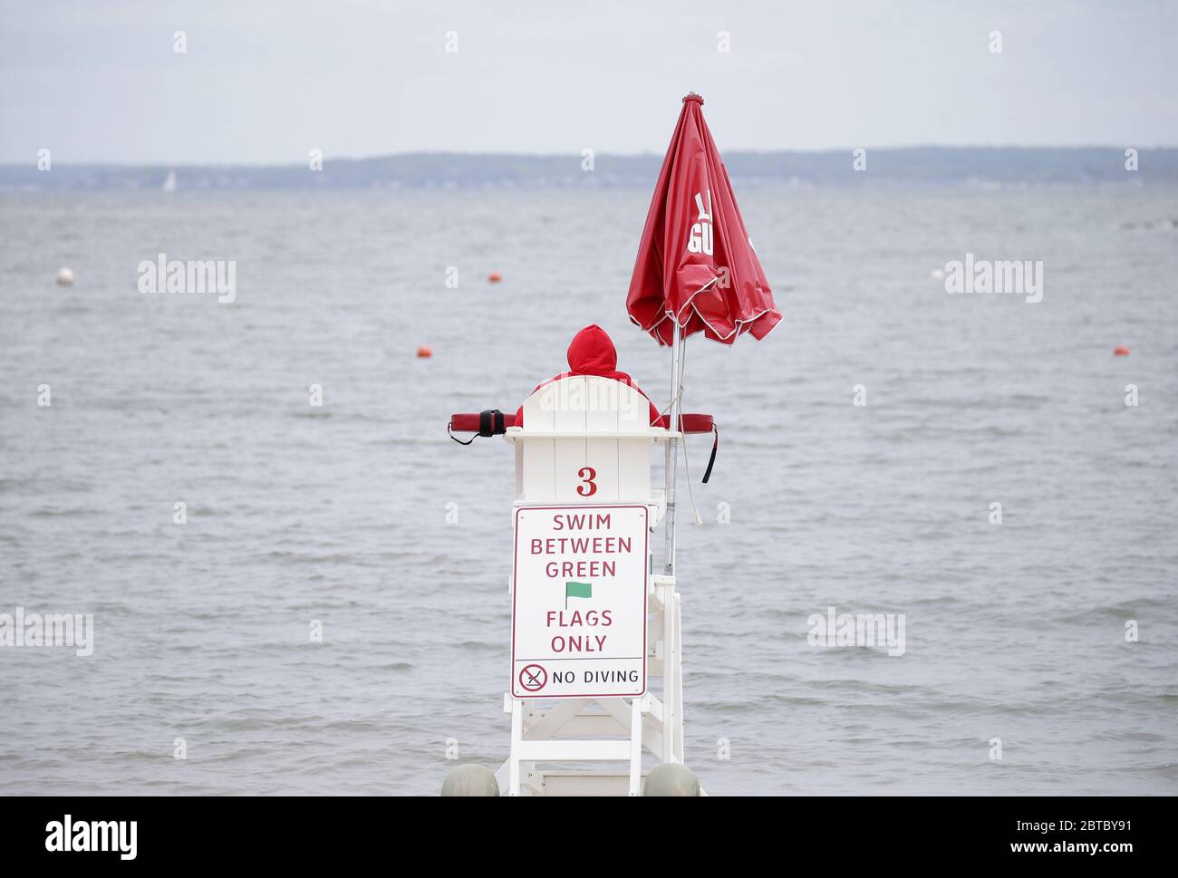 Rye, Usa. Mai 2020. Ein Rettungsschwimmer beobachtet am Memorial Day Wochenende am Rye Playland Beach während der Coronavirus Pandemie in New York City am Sonntag, den 24. Mai 2020 einen Strandabschnitt. Weltweit wurden mehr als 5.3 Millionen Fälle von COVID-19 gemeldet, die zu über 343,000 Todesfällen geführt haben. Foto von John Angelillo/UPI Quelle: UPI/Alamy Live News Stockfoto