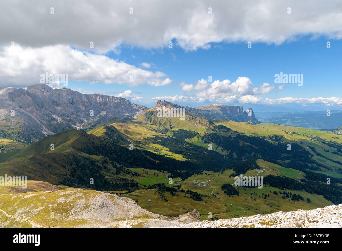 Blick vom Plattkofel auf die Seiser Alm Dolomiten in Südtirol und gehört zum UNESCO-Welterbe Stockfoto